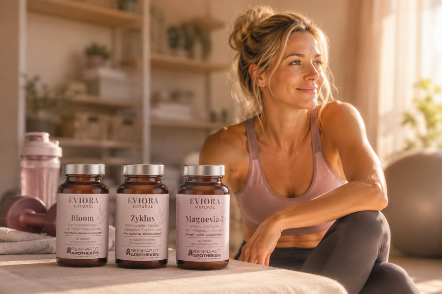 Blonde Frau in heller Sportkleidung sitzt entspannt nach dem Training in warmem Tageslicht. Im Vordergrund stehen die Nahrungsergänzungsmittel EVIORA Bloom, Zyklus und Magnesia 7 in einer ruhigen, hochwertigen Wellness-Atmosphäre.
