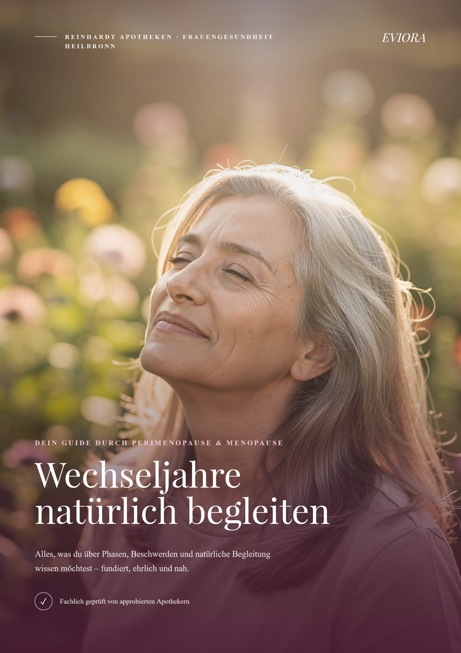 Frau in den Wechseljahren genießt entspannt die Sonne in einem blühenden Garten. Cover des EVIORA Guides „Wechseljahre natürlich begleiten“ mit Informationen zu Perimenopause, Menopause und natürlicher Unterstützung.