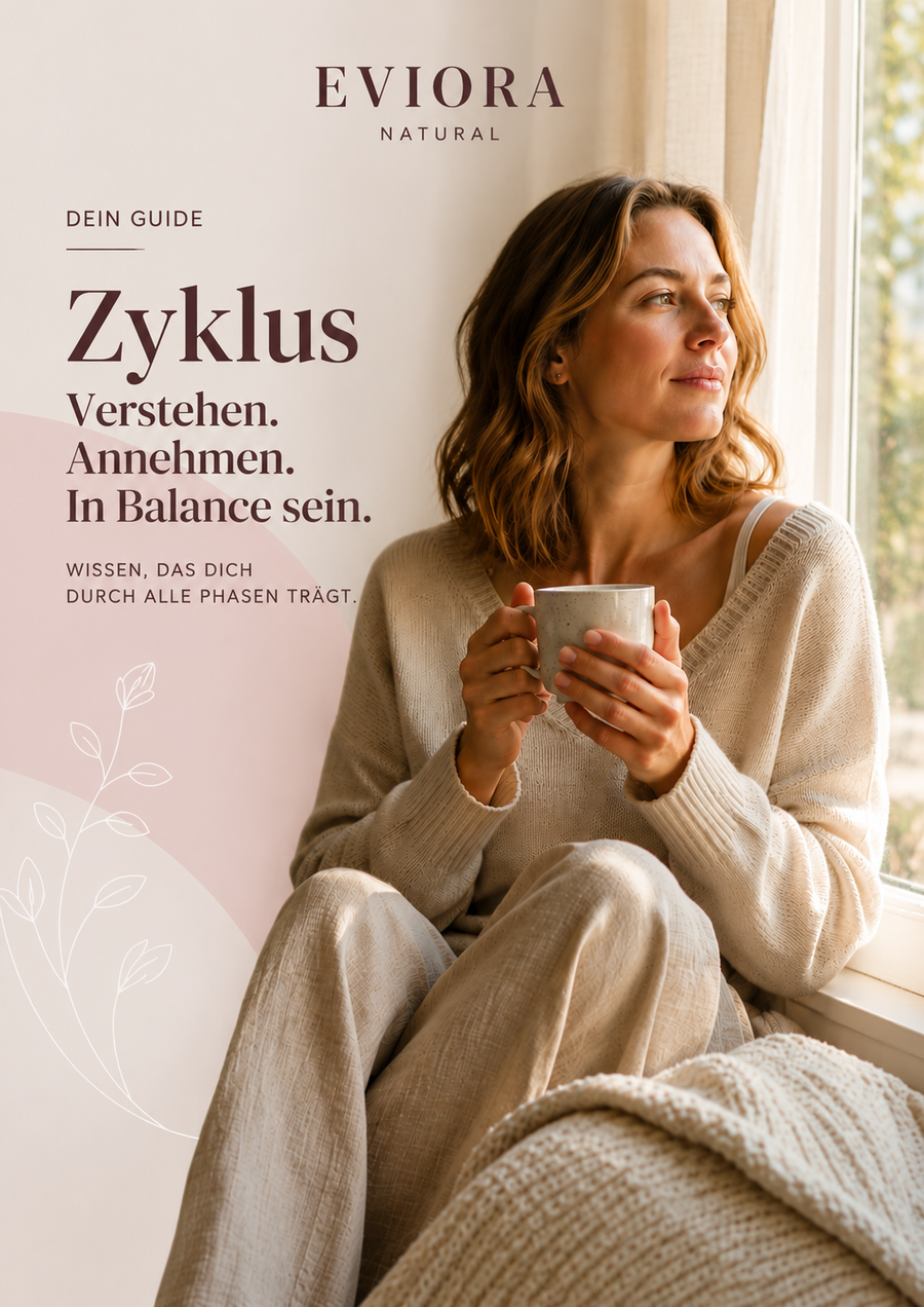 Modernes EVIORA Guide-Cover mit einer Frau am Fenster im warmen Morgenlicht und dem Titel „Zyklus verstehen – in Balance durch alle vier Phasen“.
